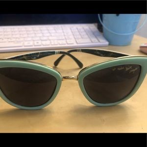 Hot Topic Disney Peter Pan sunglasses